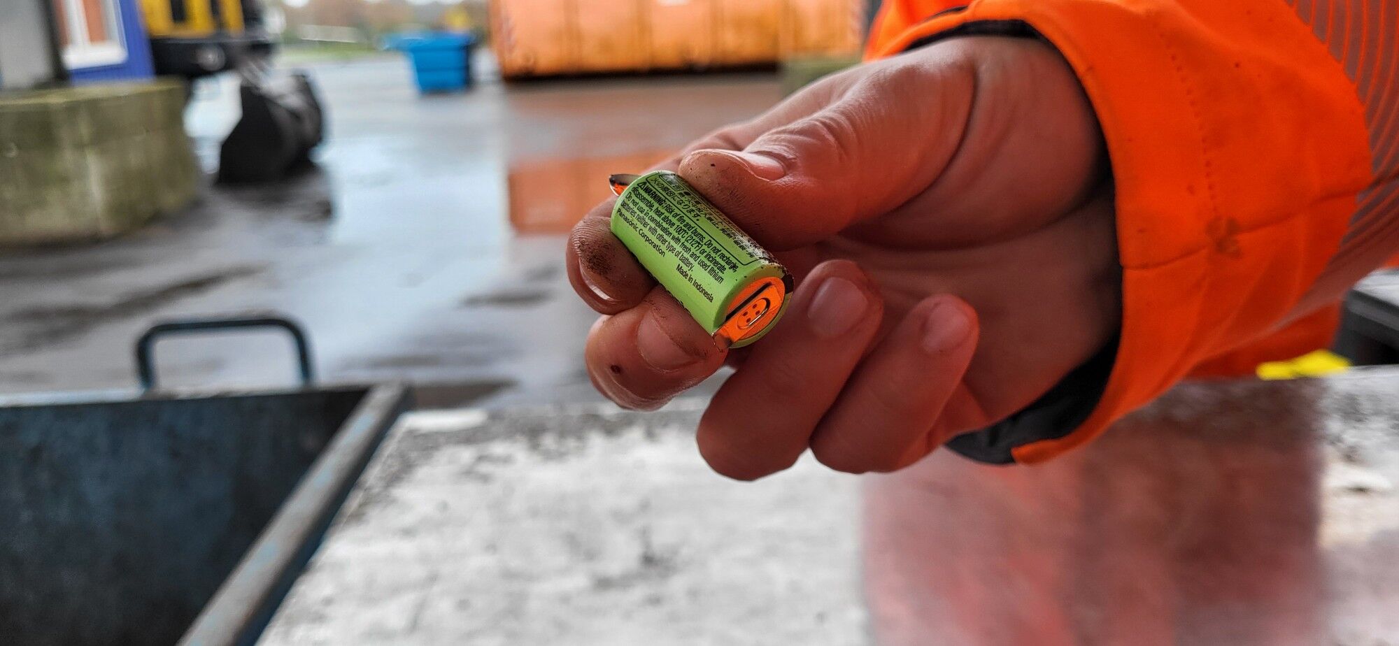  – Eine Batterie in einer Hand