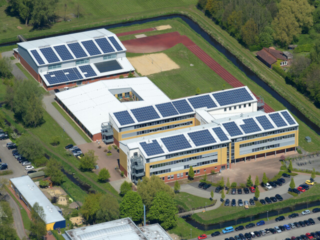 Landkreiseigenes Gebäude mit PV-Anlagen auf den Dächern