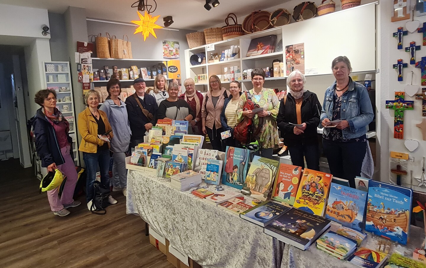 Teilnehmende am Stadstreifzug in der christlichen Buchhandlung 