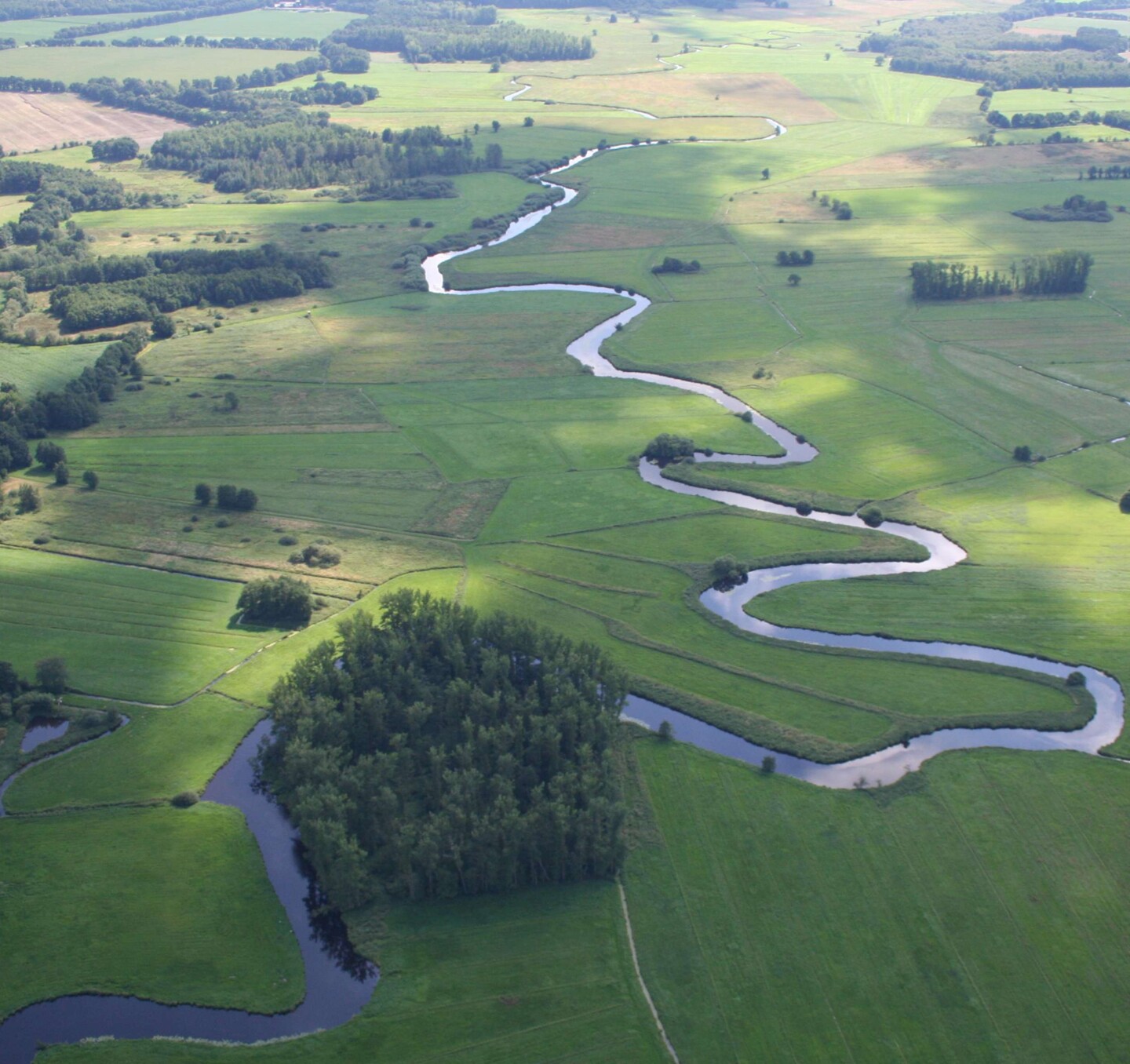 Der Fluß Schwinge windet sich in großen Schleifen durch die Landschaft