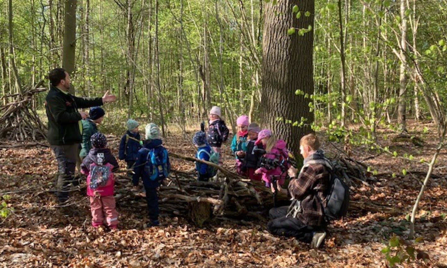Kindergartengruppe im Wald mit Filmteam