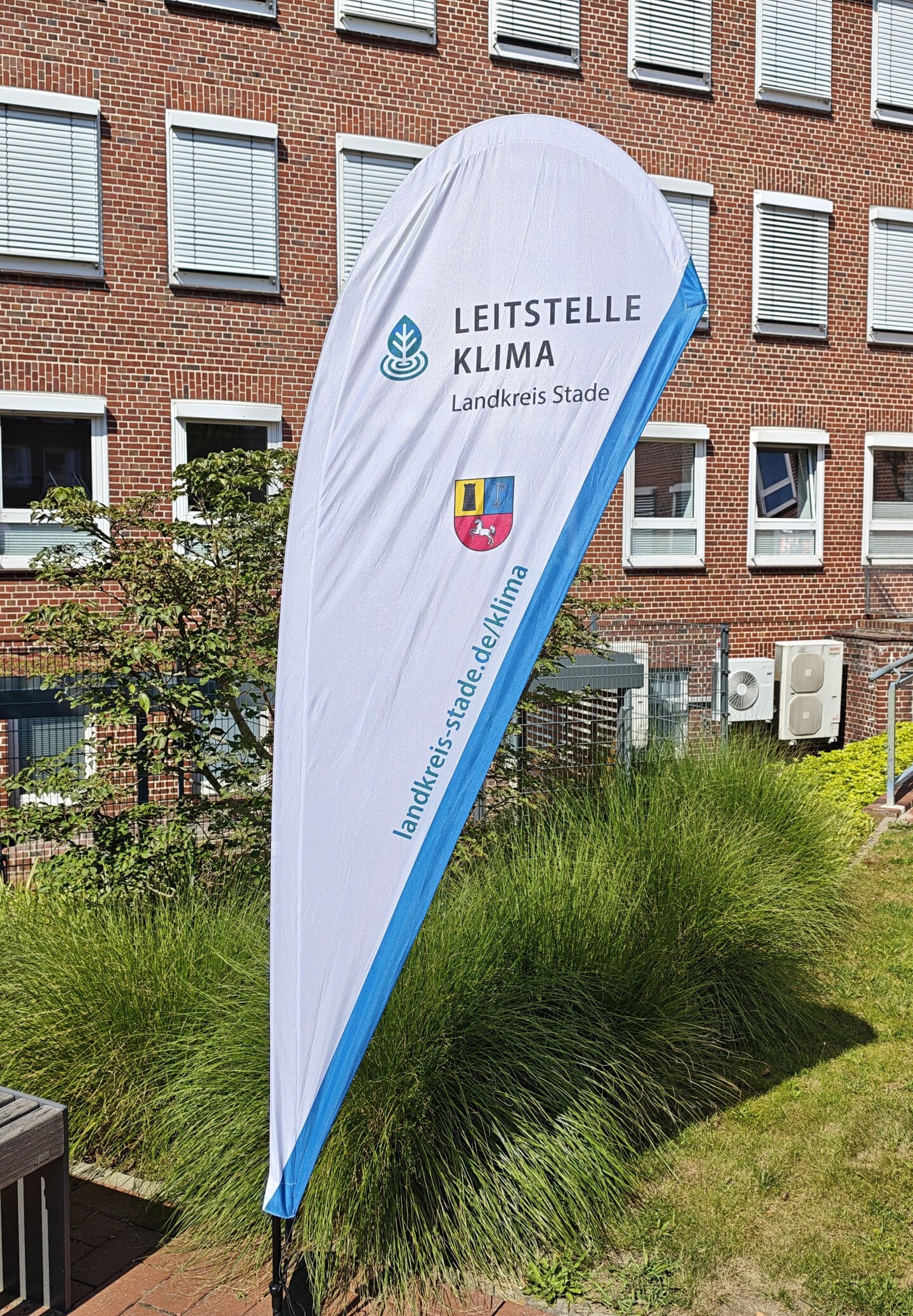 Beachflag der Leitstelle Klima vor der Kreisverwaltung