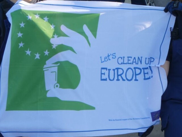 Eine Flagge mit der Aufschrift »Let’s clean up Europe«