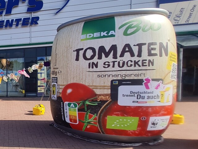 Eine große aufgeblasene Tomatendose