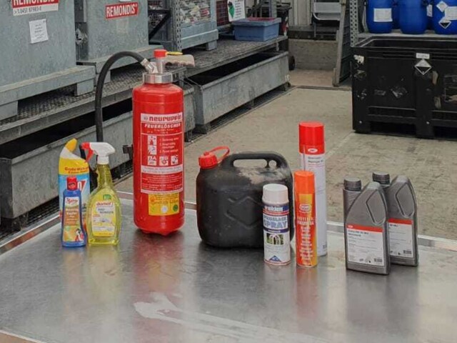 verschiedene Sonderabfälle, wie Spraydosen. Haushaltsreiniger, ein grauer Kanister, zwei Altölbehälter, ein Feuerlöscher.