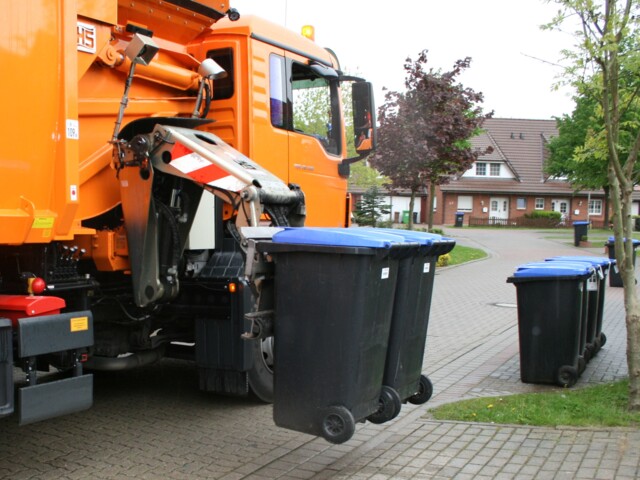 Abfuhr Papiertonnen mit Seitenlader