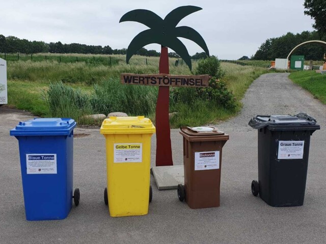 Eine blaue, gelbe, braune, graue Abfalltonne nebeneinander&nbsp;